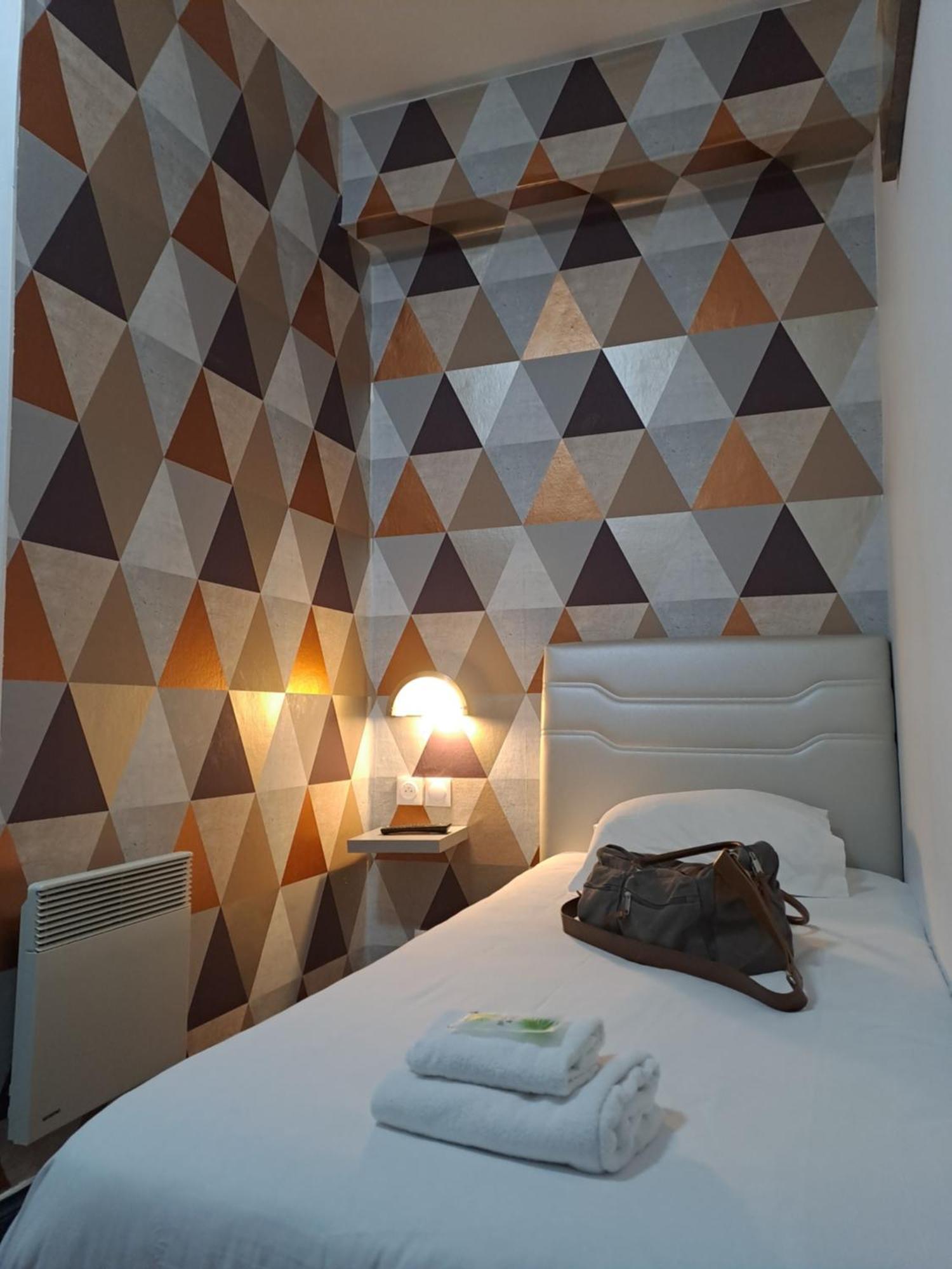 Hotel Le Celtic Монлюсон Экстерьер фото